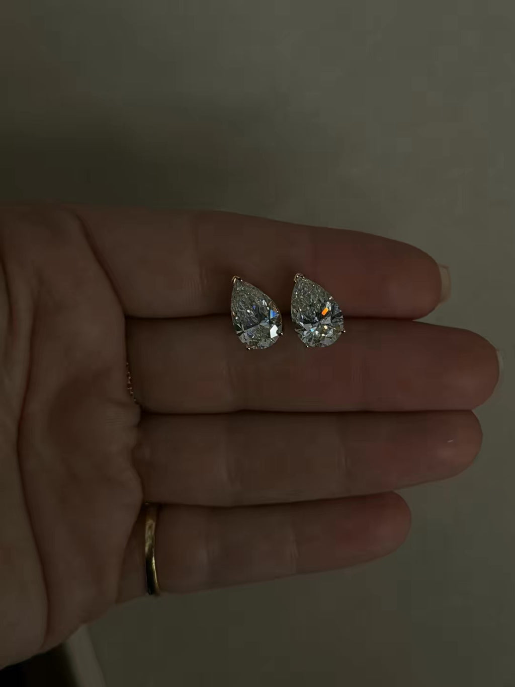 6ct Pear Studs