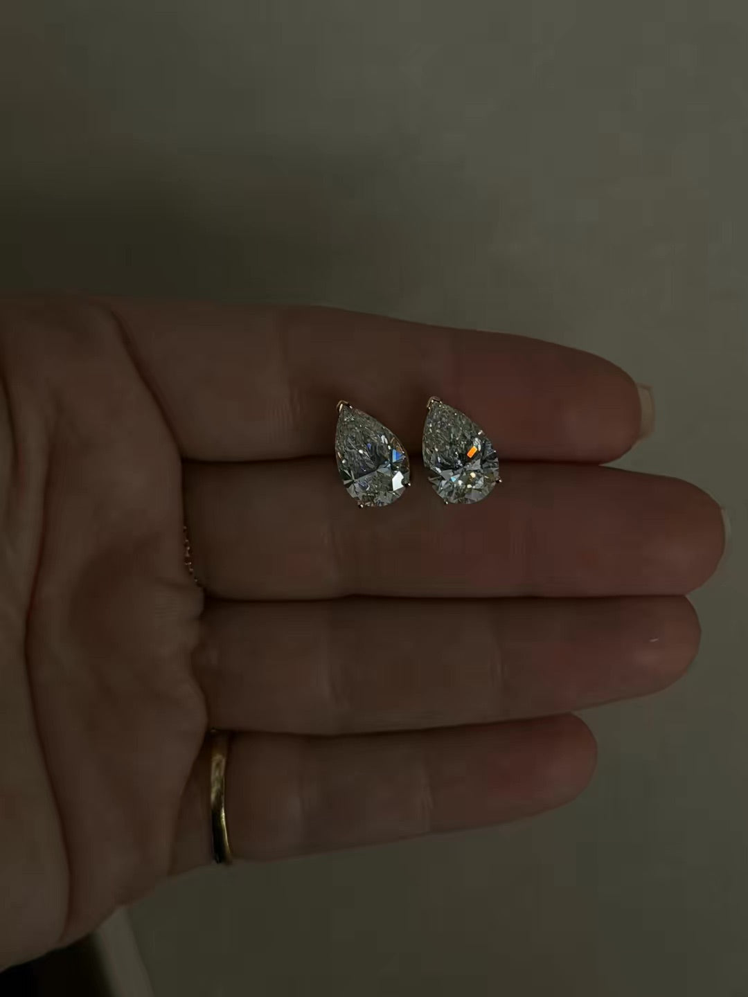 6ct Pear Studs